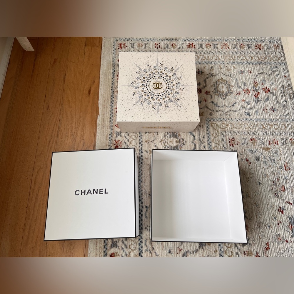 Chanel Empty Gift box 8.5” x 8.5” x 4” white holiday - Picture 4 of 4